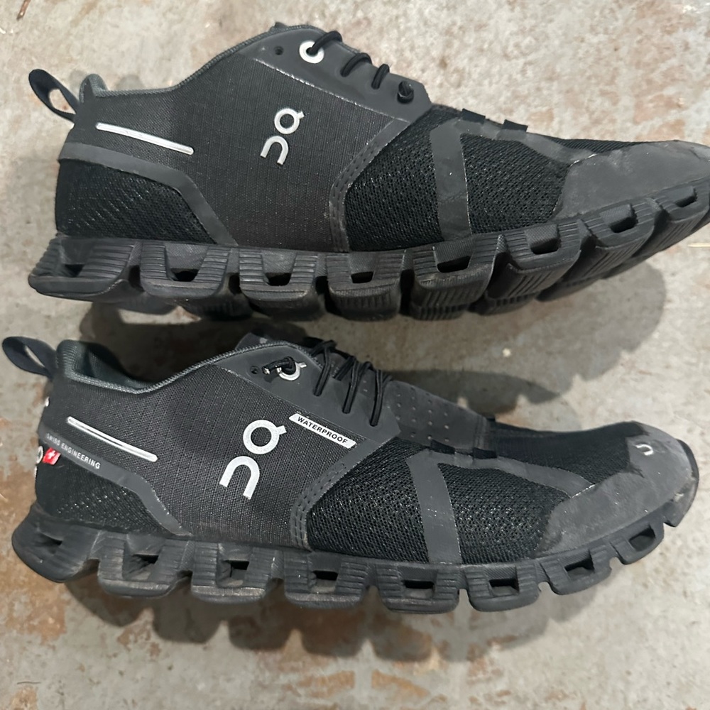 Women’s size 8 on cloud / on running, waterproof